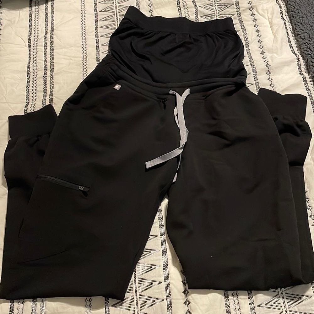 XS Figs Maternity Zamora jogger scrub pants
